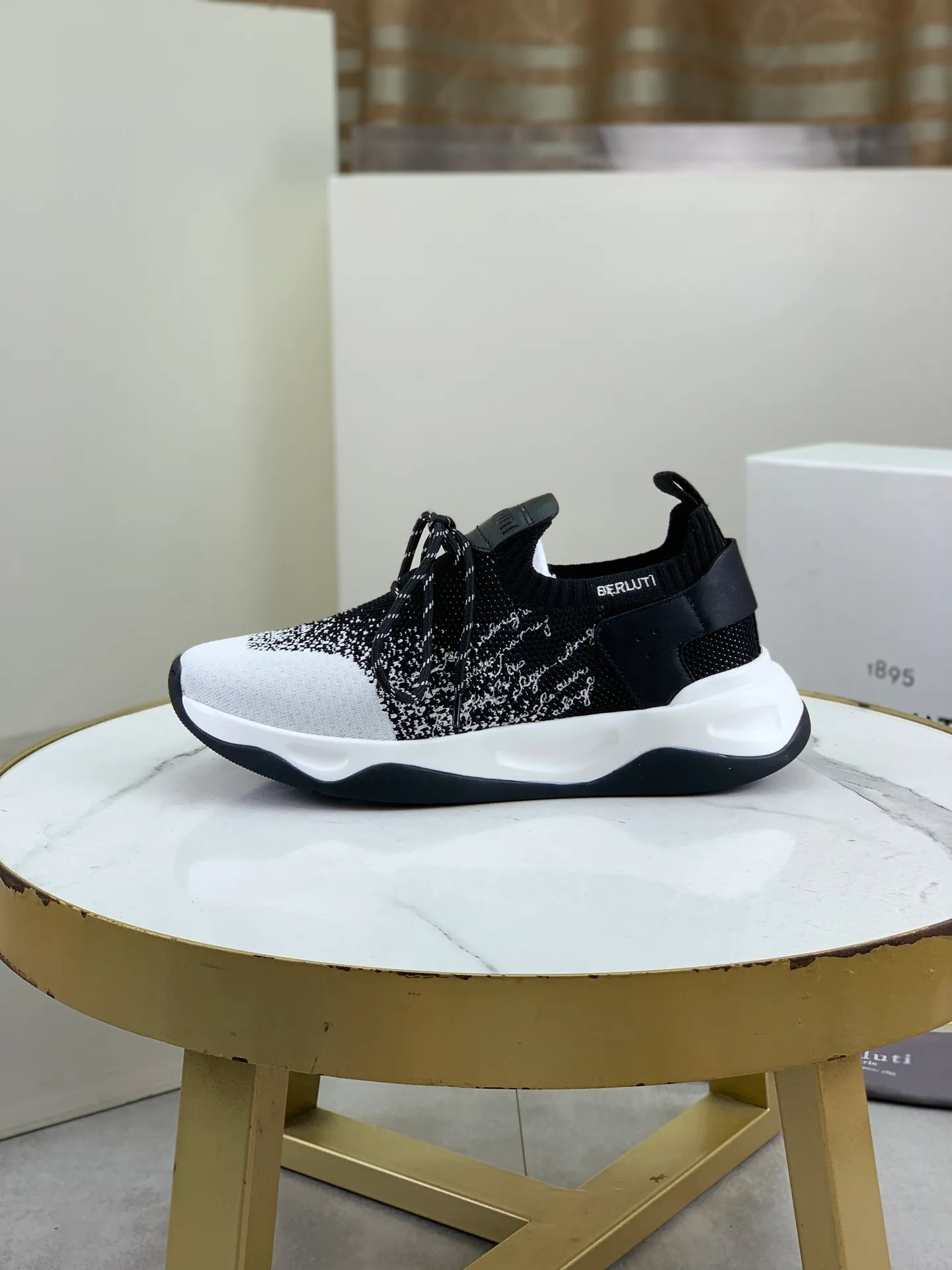 Factory price P680 💰Top purchasing quality💎💎Berlut* France's top men's shoes, the Berluti brand broke the rules in its debut and launched a new Edge shoe last. This model is hand-crafted with exquisite and fashionable fly-woven cowhide, a water-dyed cowhide lining, and an original color-blocked lightweight and wear-resistant rubber sole. This bold improvement of the iconic shoe last is of great significance to the creative work of its unique shape and edge width. On Alessandro shoes, this sharp-edged silhouette is made more see-through through Kris' bold and professional new Cloudy dyeing, making it classic and fashionable! Size: 39-45 (38 and 46 sizes can be customized)